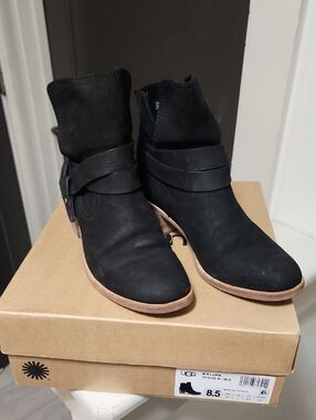 UGG / Elora Black Wrapped Leather Ankle Boots / Women's Size 8.5